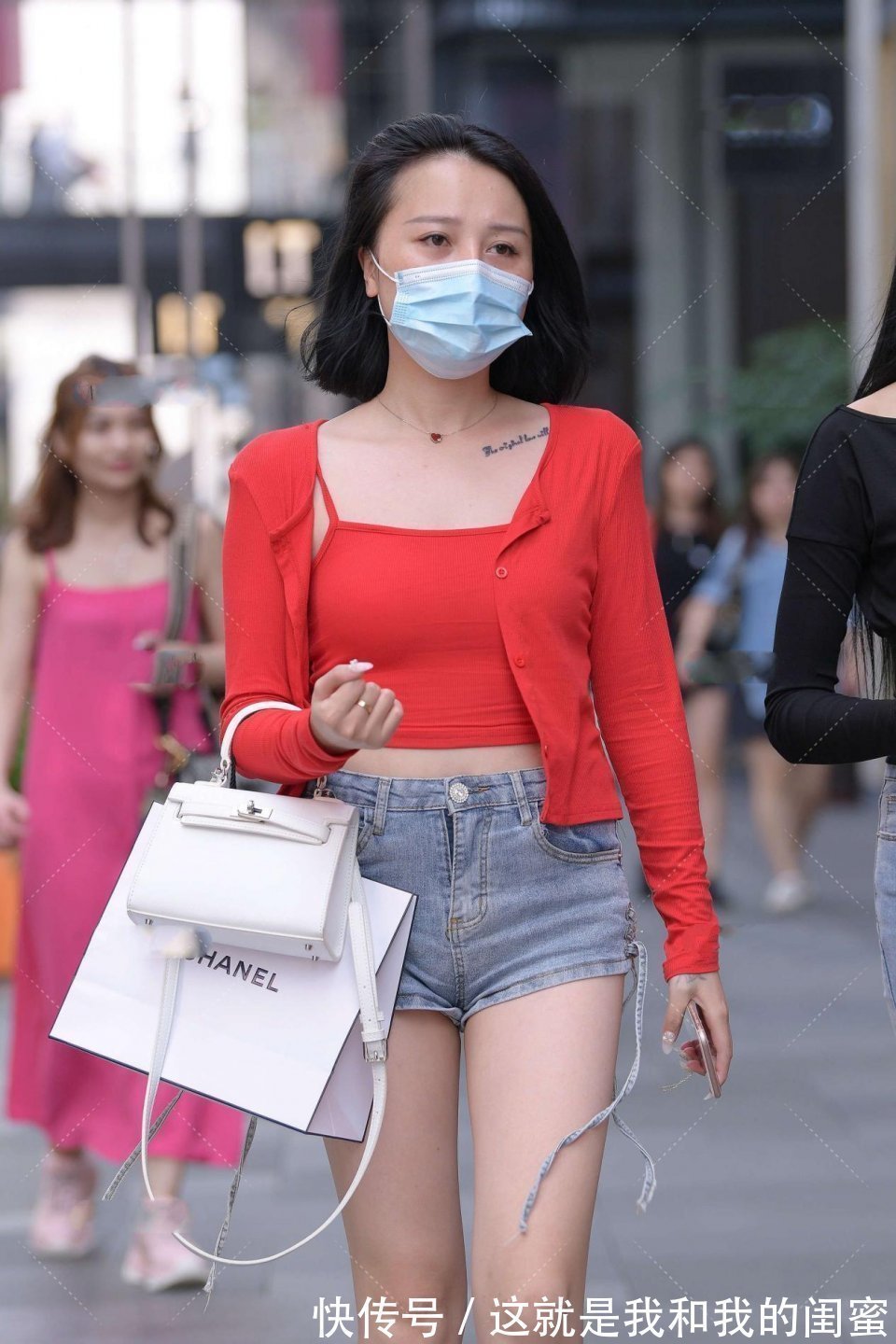 红色 红色上衣搭配牛仔短裤,简约又时尚,凸显出女人气质