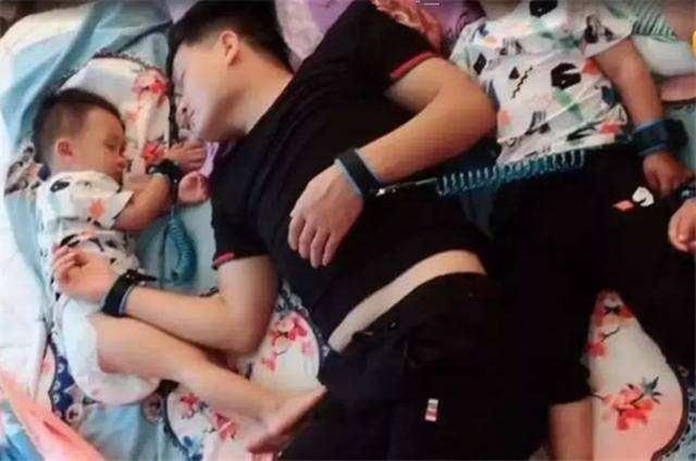三胞胎中男娃最“惨”,宝爸带三胞胎午睡走红,家庭地位一目了然