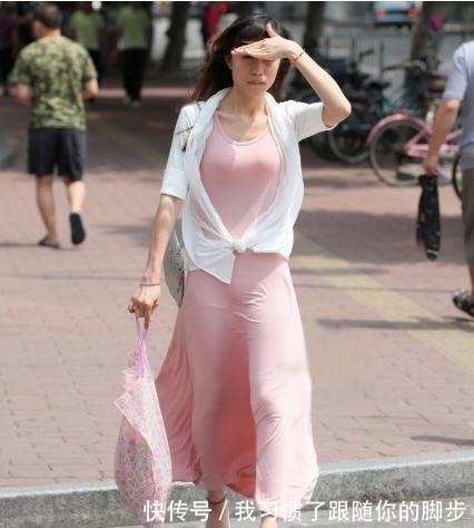 纱裙 粉色纱裙搭配冰丝质感外套,满满的丝滑感,韵味十足
