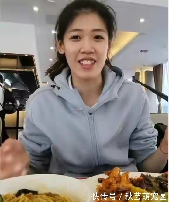 女排|吃肉吃虾喝可乐，李盈莹不受郎平监督放飞自己，女排主攻白减肥了