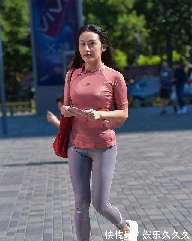 女性 搭配上时尚的打底裤尽显女性风范,凸显身材更妩媚,微胖身材!