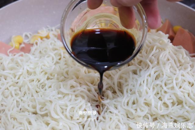 把方便面|好吃到哭的方便面做法,口感丰富营养足,做上一锅都不够吃