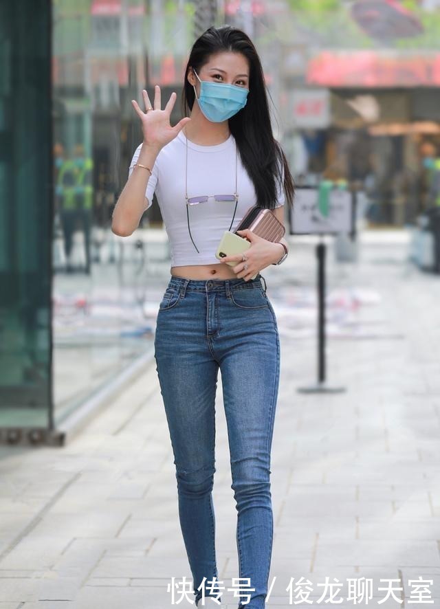 都是小蛮腰配牛仔裤,路人和模特感觉完全不一样
