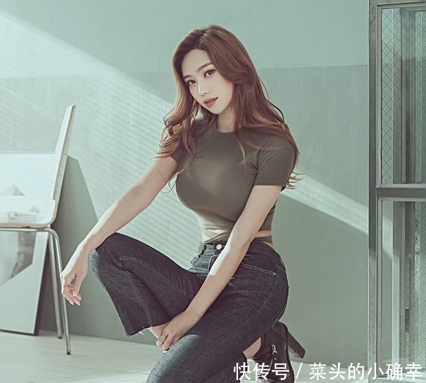 经典|街拍:成熟很美的妹子,搭配有致性感真的是经典的穿衣搭配!