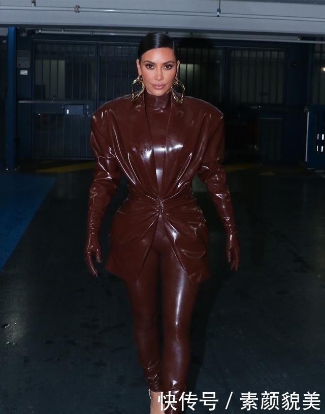 “无痕衣”算什么?卡戴珊的“乳胶衣”才是真厉害,一般人扛不住