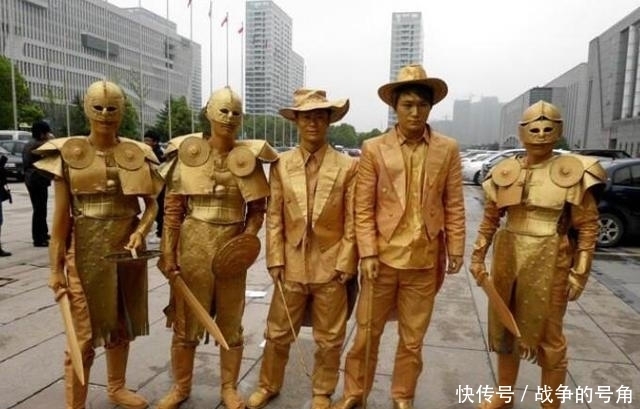 各大景区中经常见到“活人雕塑”,他们靠什么赚钱呢?看完懂了!