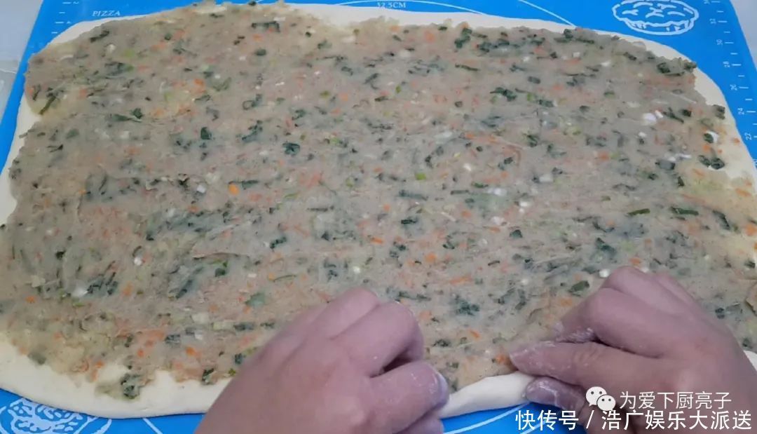 鸡蛋|土豆别再炒着吃了,撒1把葱花,比鸡蛋饼还香,出锅孩子都抢着吃