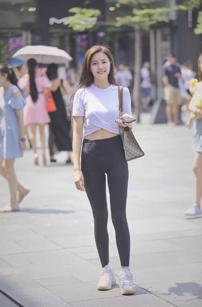 阳光|街拍青春阳光的小姐姐,穿紧身裤,显完美身材