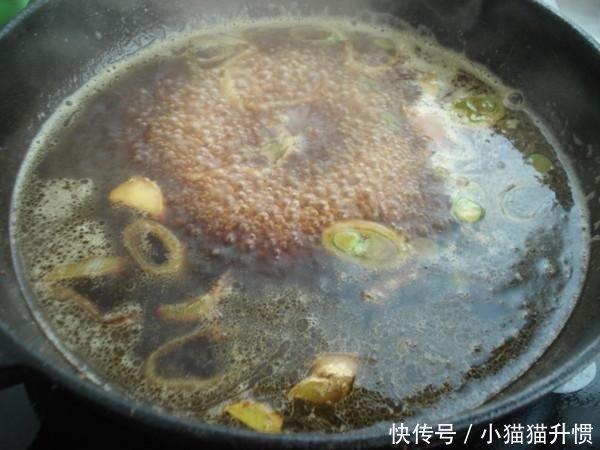 吃鱼经常卡喉咙,别只会喝醋了,学会这一招,让鱼刺自己出来!