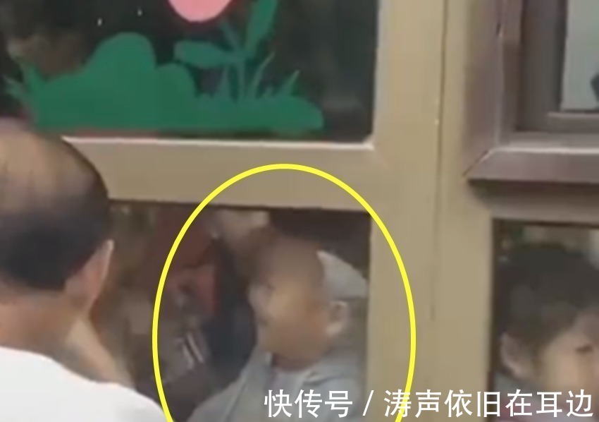 妈妈|千万不能让妈妈知道我在幼儿园过得很开心,网友:奥斯卡影帝小伙