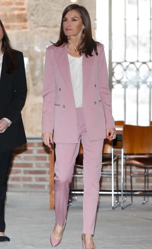 1米75的凯特穿裤装完败莱蒂齐亚和梅根,裤脚上做了小心机