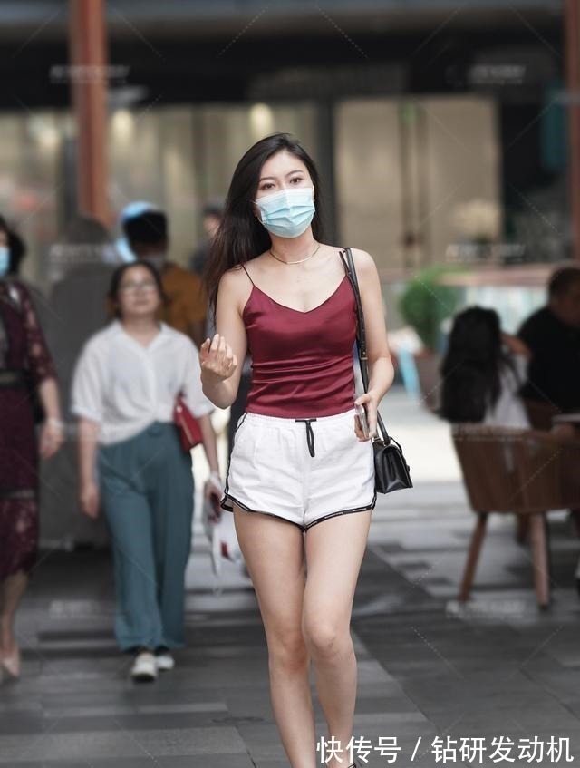 短裤 清凉的白色短裤装,搭配枣红色吊带衫,时尚大方又清新靓丽!