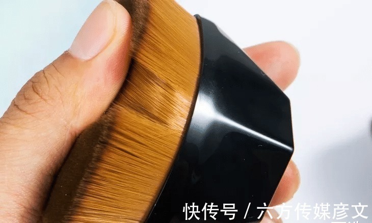 粉底液 美妆蛋失宠了?明星们化妆纷纷用上了粉底刷,难怪个个都是奶油肌