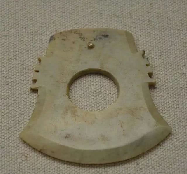 美玉|沉封3000余年西周小国出土的时尚美玉……