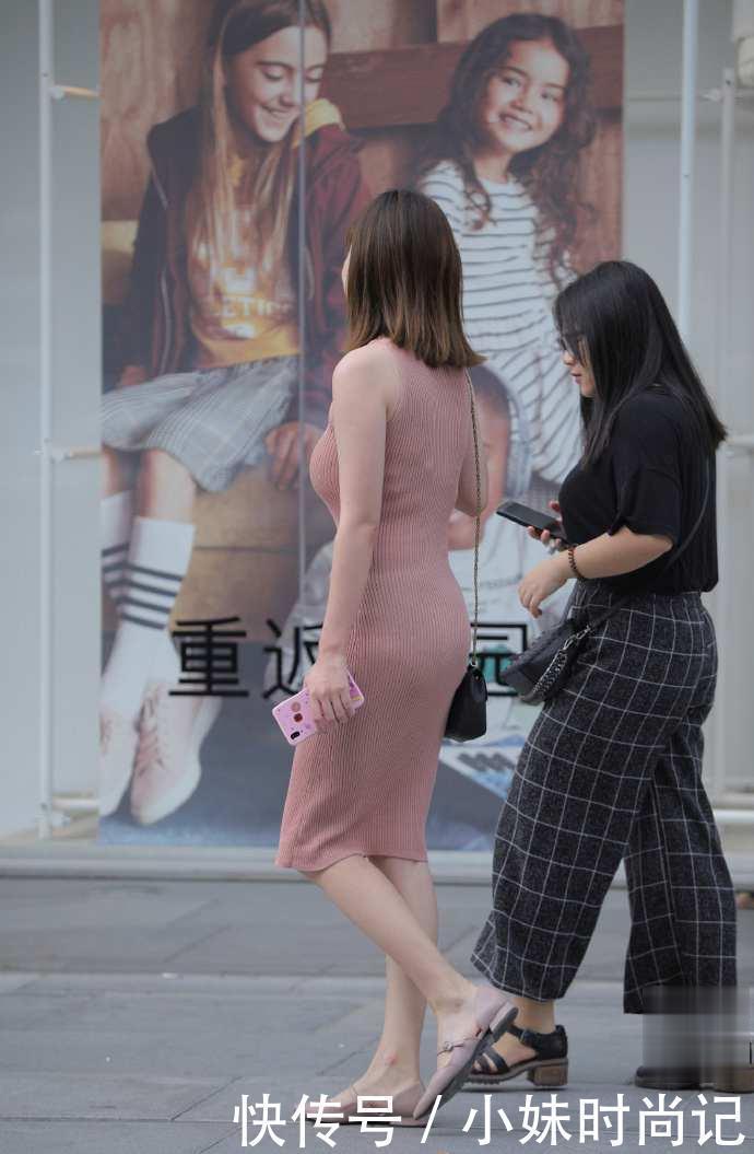 简单|街拍美女连衣裙看着简单,其实充满“内涵”啊