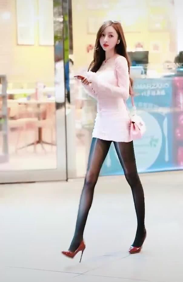 粉色裙子搭黑袜，绽放无可挑剔的魅力