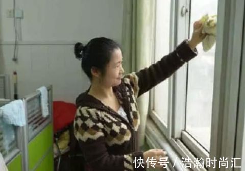 玻璃用清水擦比不擦还脏?保洁阿姨教你一招,干净又透亮!