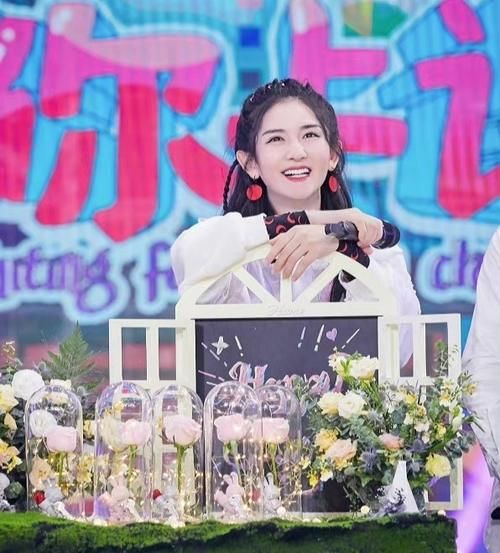 快樂家族|謝娜產后回歸加盟新綜藝，一語道破網絡現狀，歡笑之余讓人心疼