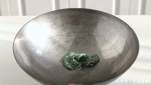 简单几步，教你把铁锅变成不粘锅，炒菜香还补铁，家家都需要
