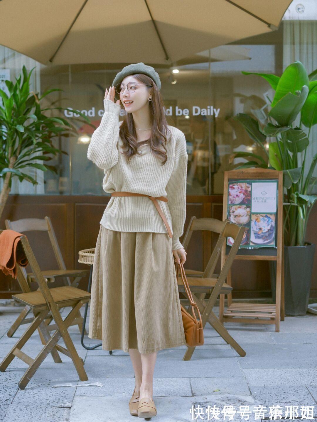 冬季 紧身裤过时了,这个冬季流行“毛衣+半身裙”,轻松穿出不俗气质