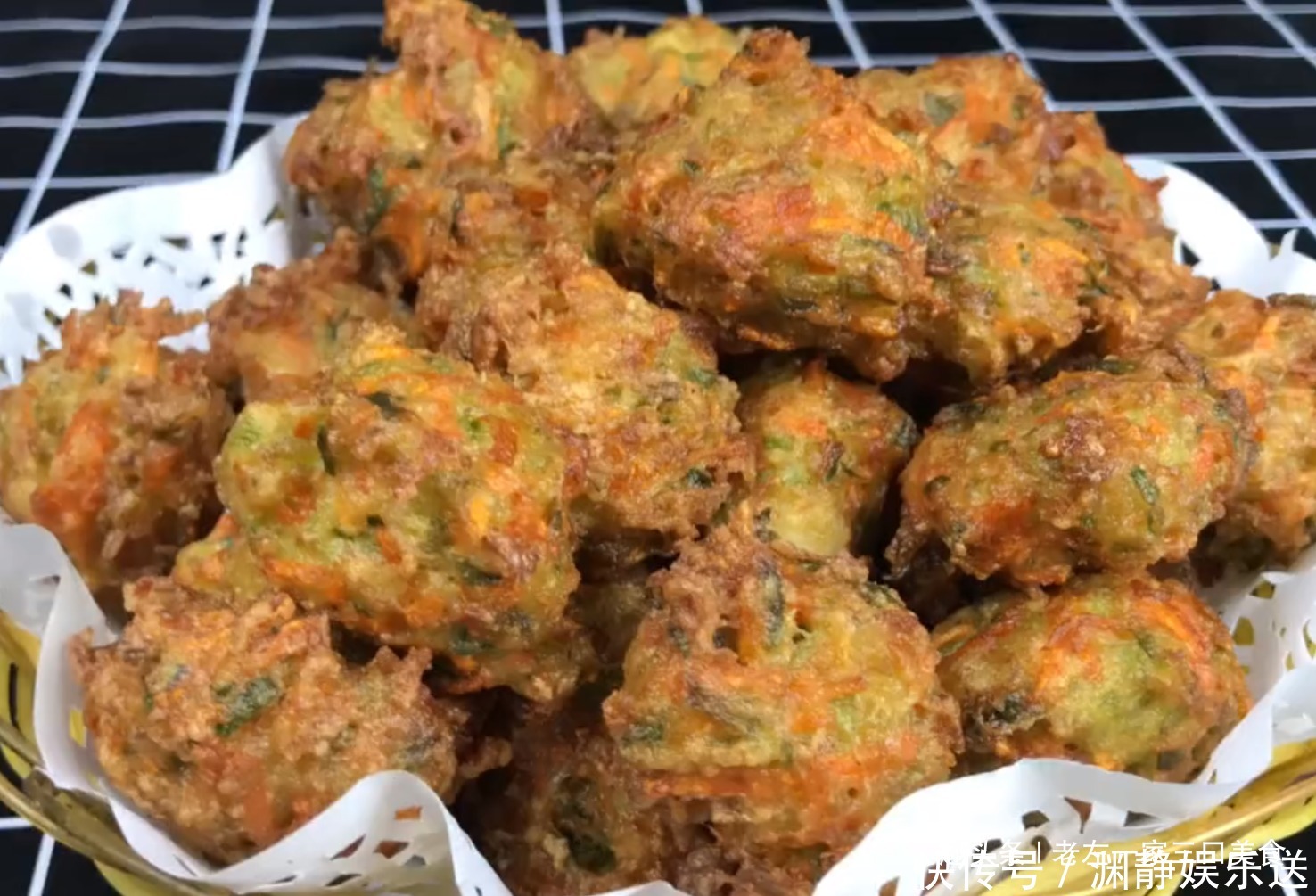 萝卜丸子最正宗的做法,一滴水都不加,学会这方法酥脆不油腻