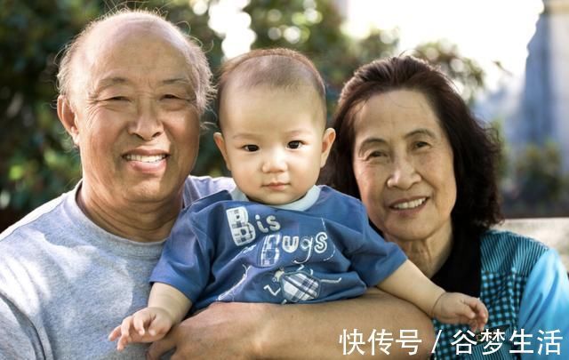 刷牙|7岁男孩长了“双排牙”,需要一颗一颗拔掉,奶奶自责不已