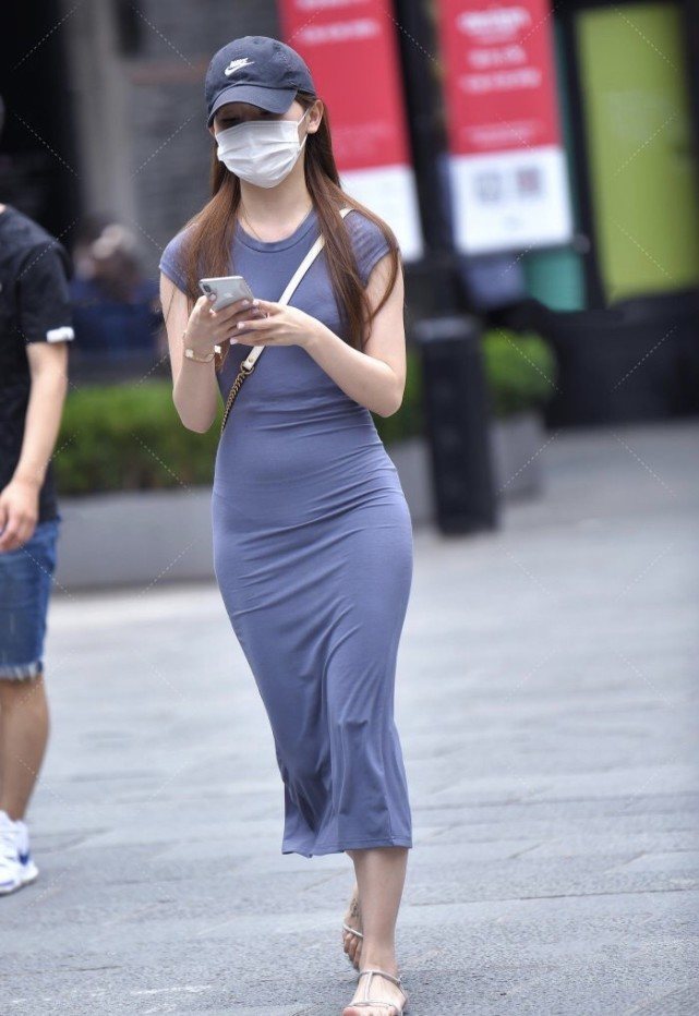 帽子|把天蓝色穿出高级感,裹身裙搭配帽子,看着神秘又有休闲感