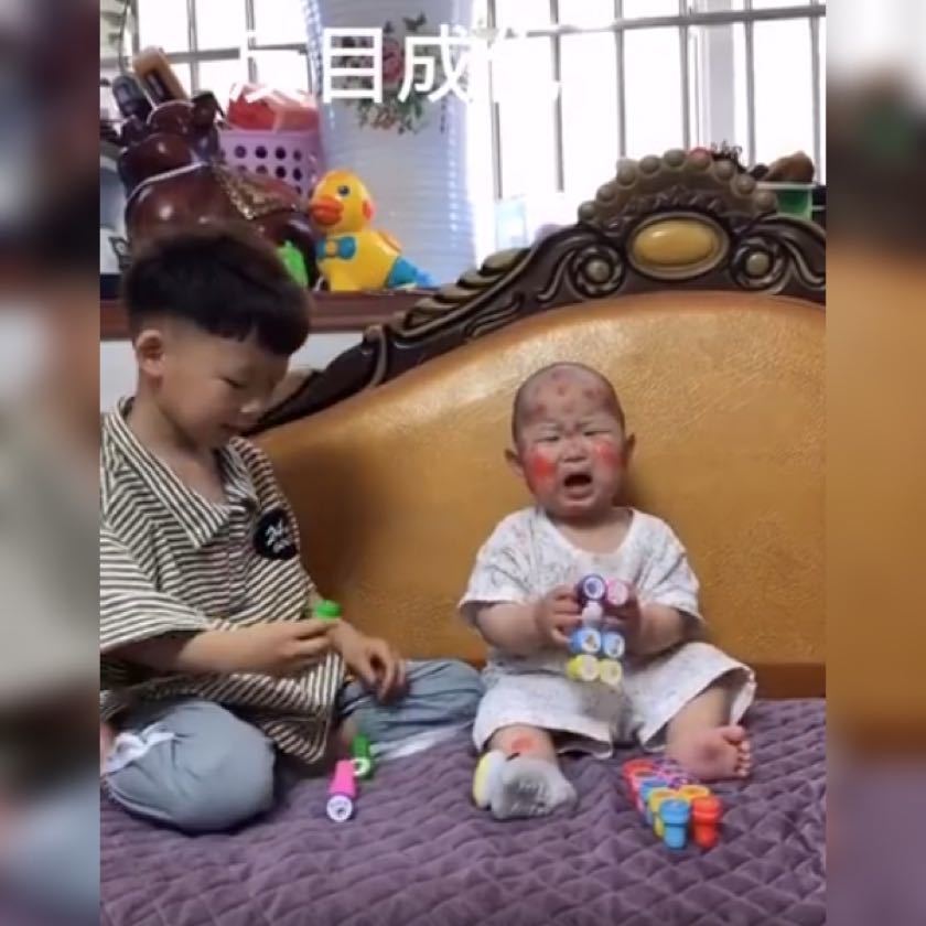 二宝|妈妈生二胎,本以为哥俩会情同手足,谁曾想只是给哥哥生了个玩具