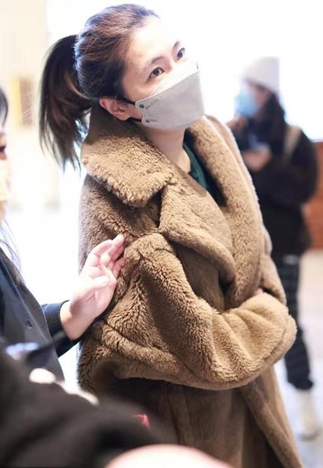 单品|Selina怎么胖这么多,年后罕见来上海,脖子几道肉还穿泰迪熊大衣