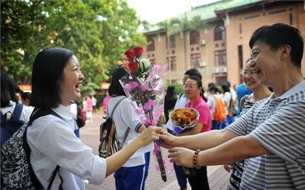 答题卡|一高考女生，将同考场两人答题卡撕毁，别让你的孩子成为下一个她