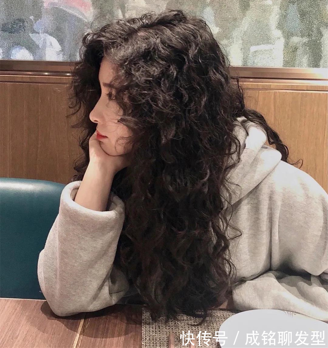 卷形|别再烫大波浪了,今年流行“法式羊毛卷”,显发量又小颜,超洋气