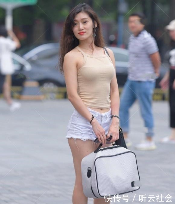 夏天 简单的搭配往往会让你美丽,吊带衬衫和牛仔裤,漂亮迷人!