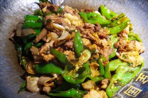 入味|辣椒炒肉，先炒肉还是辣椒？掌握正确炒制顺序，猪肉鲜香辣椒入味