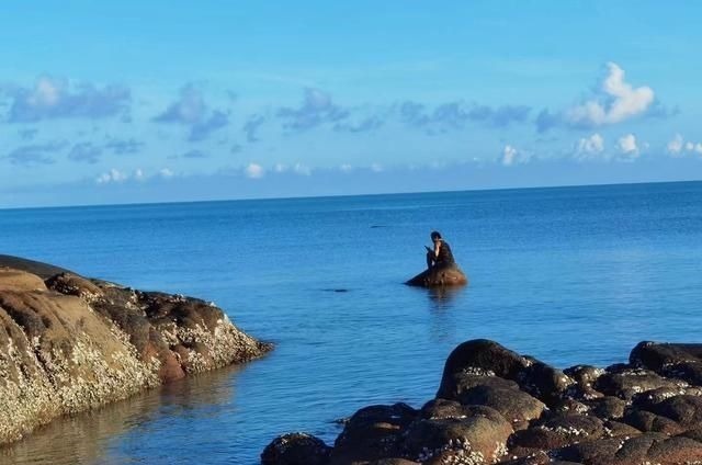 王伯刚@一张照片30首诗,诗写奇景礁石孤影晓天长,手挚卷书思故乡