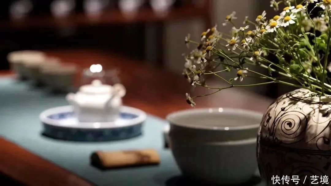 而一个人最大的教养，不是礼貌，也不是客气，能够做到这三点，才会让人舒服！