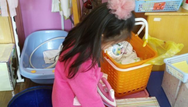 乘客|熊孩子火车上抢别人手机，奶奶选择性忽视，乘客一招让奶奶换车厢