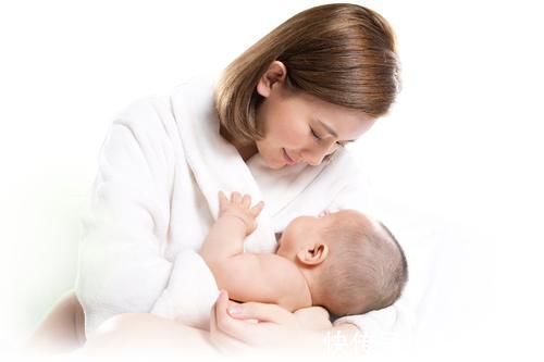 宝宝|宝宝吃手,妈妈要拒绝吗?宝宝吃手的4个阶段,应对方法大不同