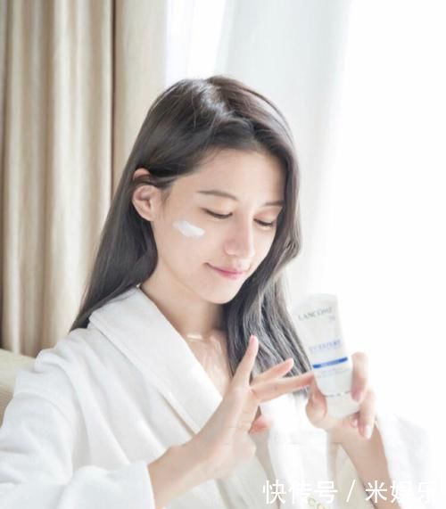 脸上有这4个“特征”，就放弃“黑长直”吧换上卷发会更女神