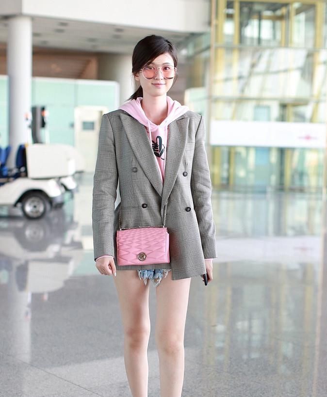 今年流行一种穿法,叫“短上衣+小白鞋”,简单时髦,明星都在穿