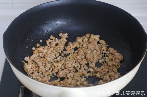  家常|下饭菜肉末炒粉条的家常做法，照着做，粉条不坨也不粘锅，倍儿香