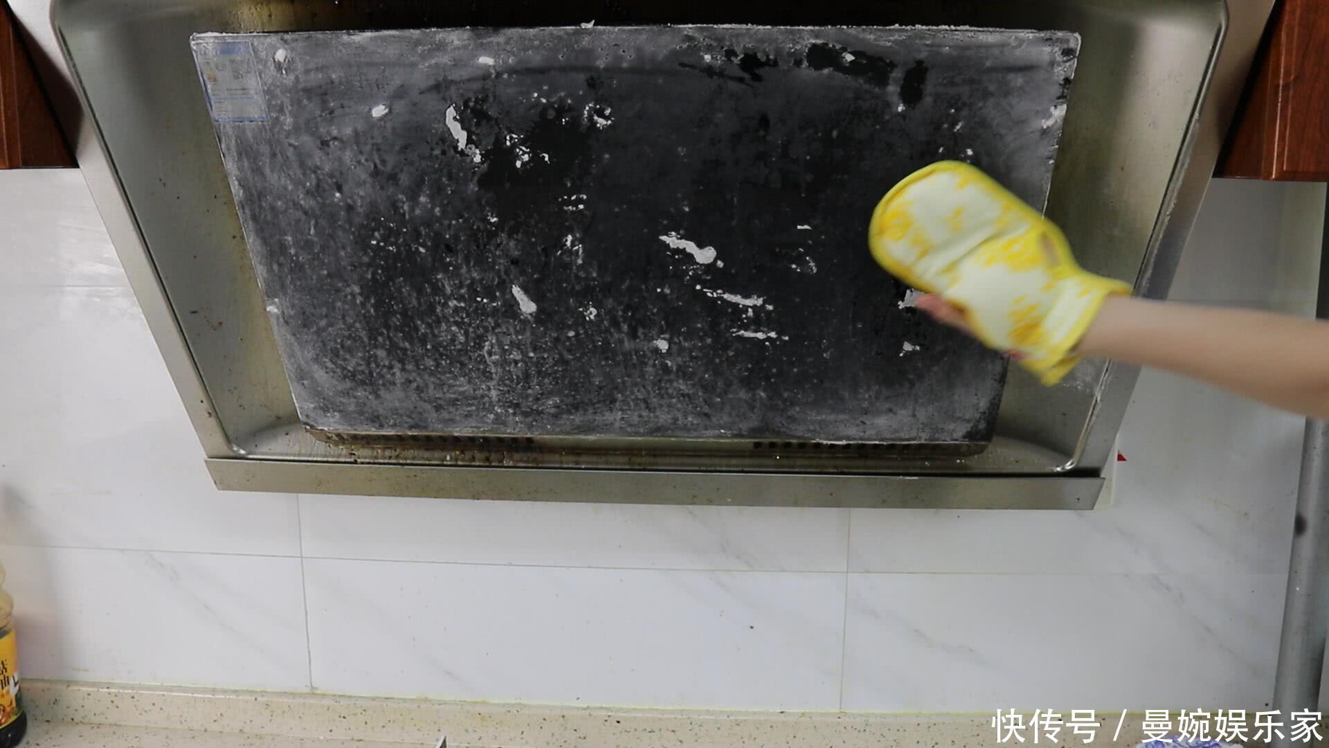 面粉|再脏的油烟机，撒上它擦一擦，2分钟就能洗得光亮如新，太省事了