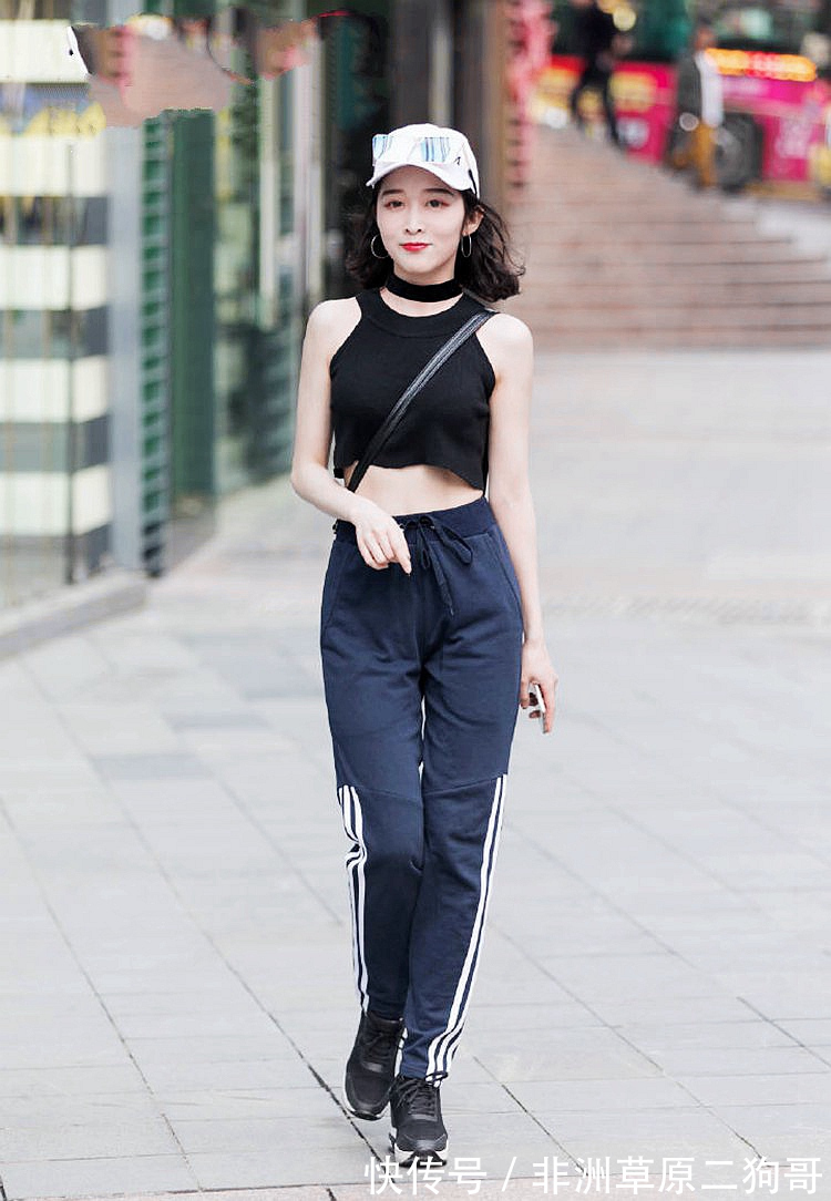 背心 简约的背心上衣搭配运动裤子,清爽气息满满,这样穿搭很有活力