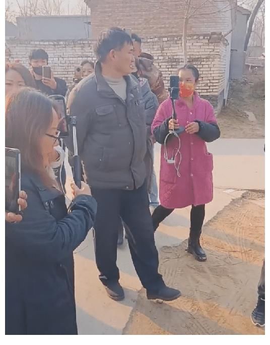 这是个炒作高手!腰疼却在家搬砖,推掉十几万演出费只为回家秋收