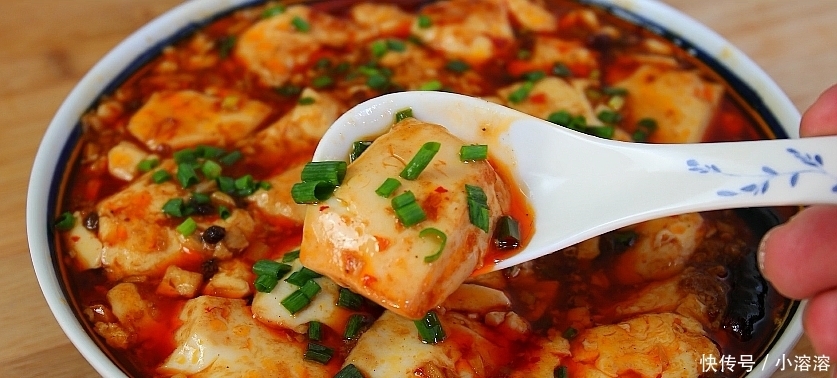 2盒豆腐,1勺淀粉,这个做法百吃不厌,出锅那一刻口水留下来