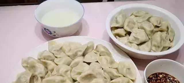 饺子包好后,直接放冰箱就“废了”,教你一招,饺子不粘连不开裂