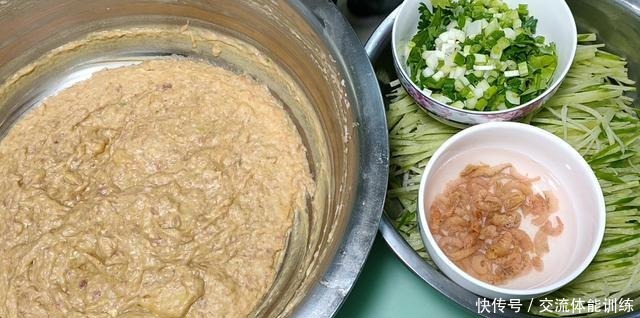 简单的家常菜《萝卜丸子汤》丸子好吃，汤鲜味美的秘密