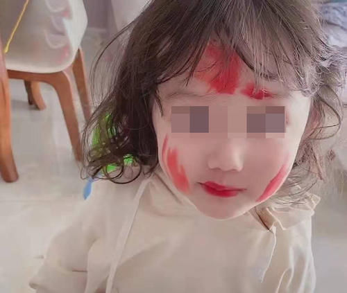 6岁女孩热衷化妆，爸反对妈支持！面对臭美的娃，父母如何应对？