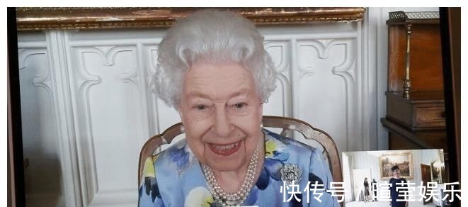 大红唇 伊丽莎白又开始打扮了!蓝色印花裙涂着大红唇营业,这是95岁吗?