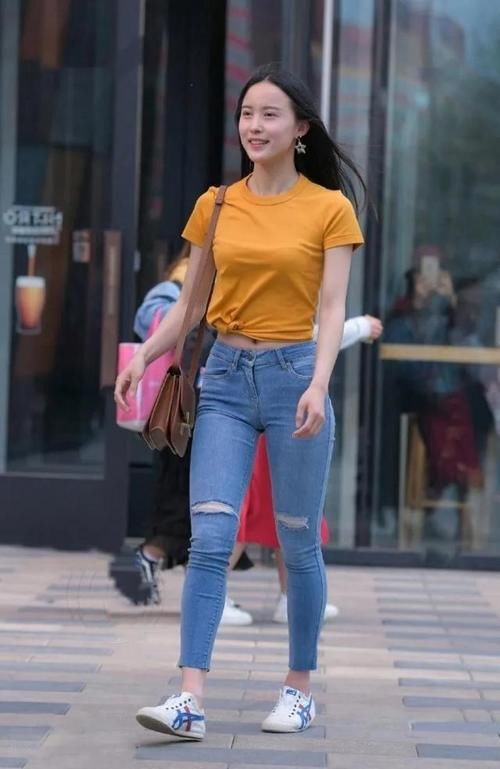 路人街拍，小姐姐可盐可甜，身材匀称紧致，很是迷人