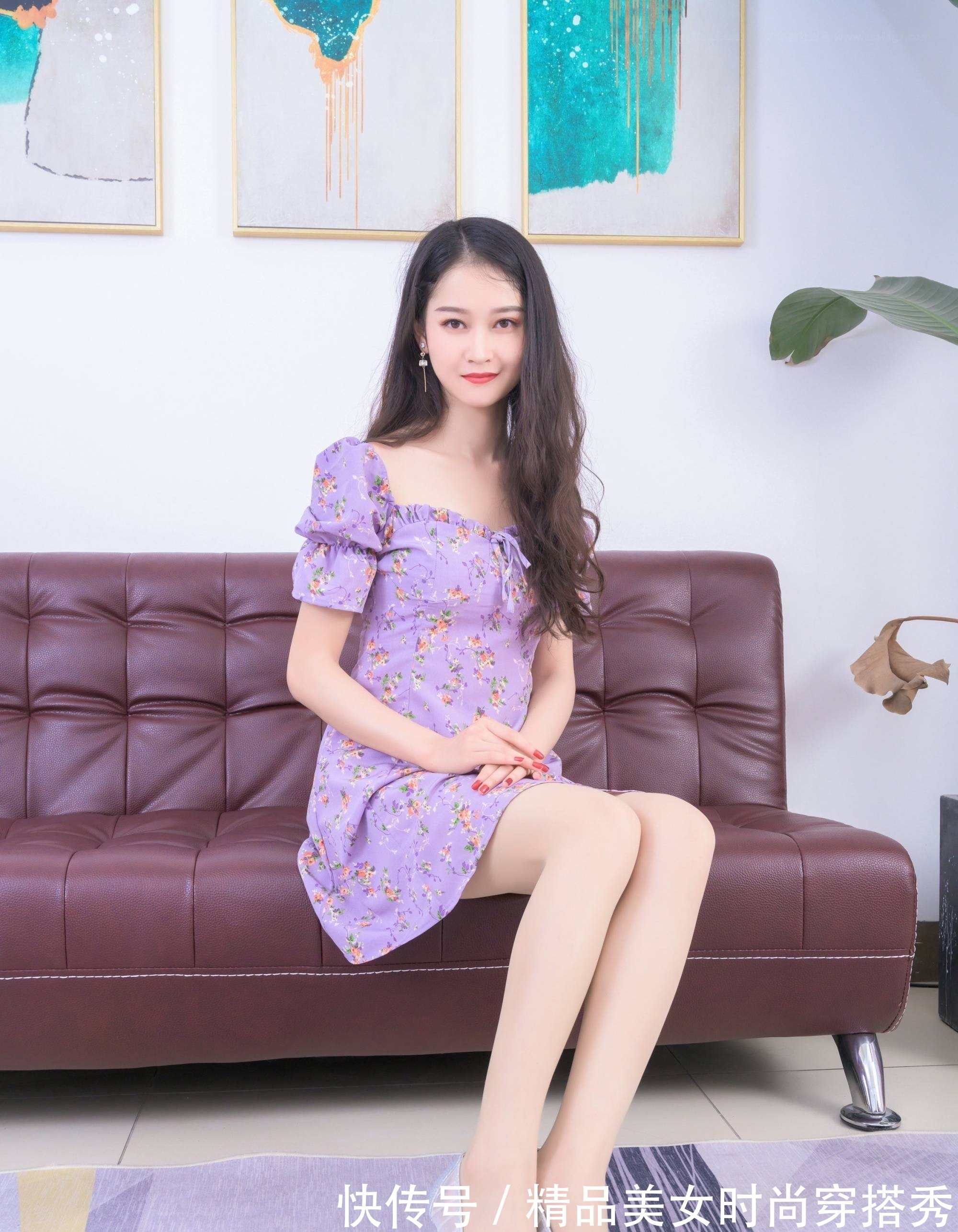 碎花连衣裙|紫色的碎花连衣裙，搭配一双高跟鞋，尽显优雅的女人味